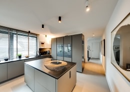 Bild zeigt einen großzügigen Kochbereich als Kücheninsel in einer Siematic SLX Küche, gestaltet vom Ellerbrock Küchenstudio in Hamburg