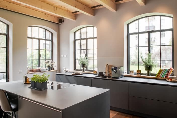 Küche mit großer Fensterfront und klarer Linienführung, präsentiert vom Ellerbrock Küchenstudio Hamburg.