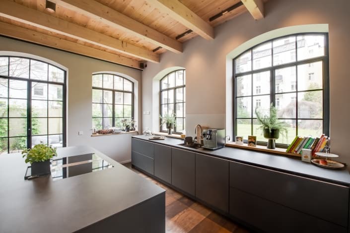 Großzügige Arbeitsflächen für den Nutzungskomfort in einer modernen SieMatic Küche, präsentiert vom Ellerbrock Küchenstudio Hamburg
