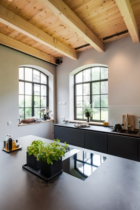 Smartes Kochfeld auf der Kücheninsel in einer SieMatic Küche, präsentiert vom Ellerbrock Küchenstudio Hamburg