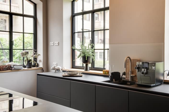 Edler Stil in schlichtem Grau einer SieMatic Küche, präsentiert vom Ellerbrock Küchenstudio Hamburg.