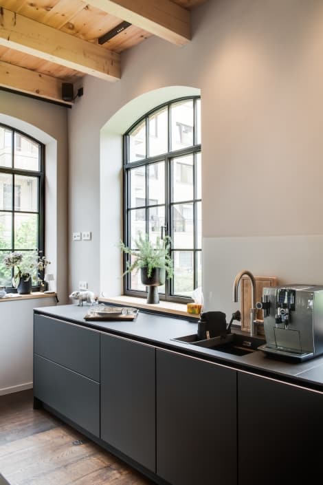 Minimalistischer, doch komfortabler Spülbereich in einer SieMatic Küche, präsentiert vom Ellerbrock Küchenstudio Hamburg.