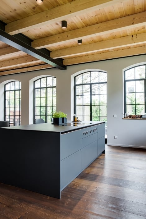 Stilvolle Kochinsel mit dezenten Details in einer SieMatic Küche, präsentiert vom Ellerbrock Küchenstudio Hamburg.