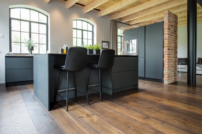 Gemütlicher Sitzplatz in der Mitte einer stilvollen SieMatic Küche, präsentiert vom Ellerbrock Küchenstudio Hamburg