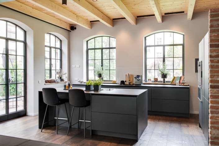 Großzügiger Lichteinfall durch Einbindung großformatiger Fenster in einer SieMatic Küche, präsentiert vom Ellerbrock Küchenstudio Hamburg.