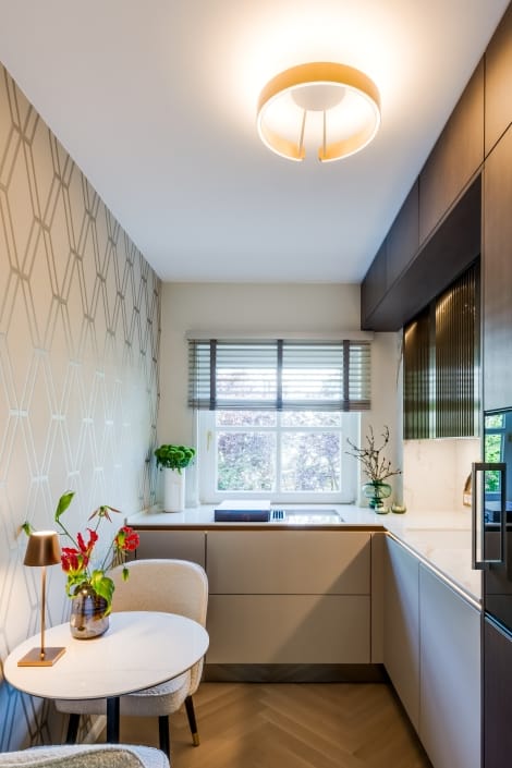 Bild einer SieMatic-Küche mit starken Farbkontrasten für ein elegantes Ambiente, präsentiert vom Ellerbrock Küchenstudio Hamburg.