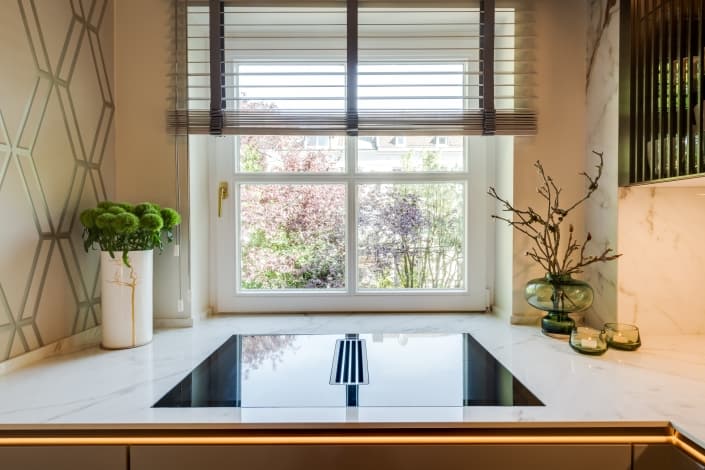 Bild eines hellen Kochbereichs mit Fensterplatz, gestaltet von SieMatic und präsentiert vom Ellerbrock Küchenstudio Hamburg.